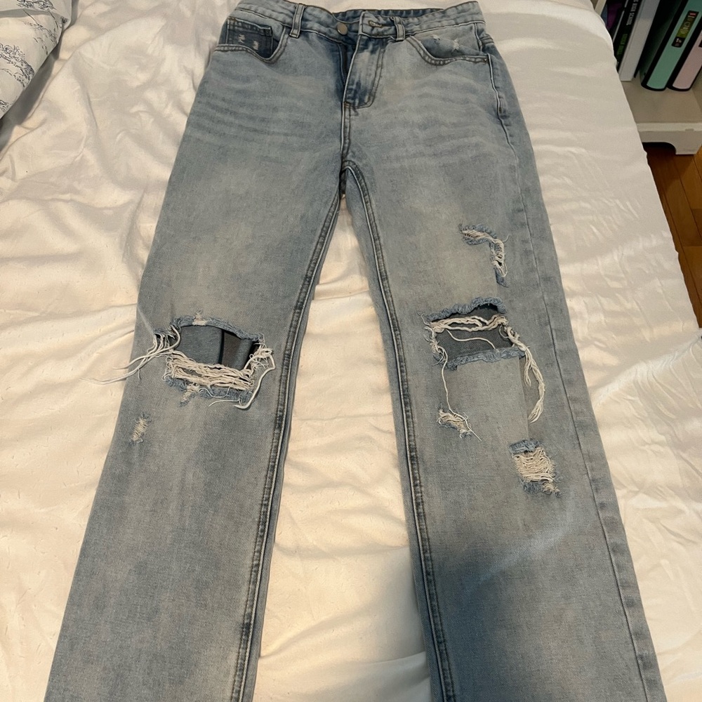 LIGHTWASH DISTRESSED DENIM JEANS
